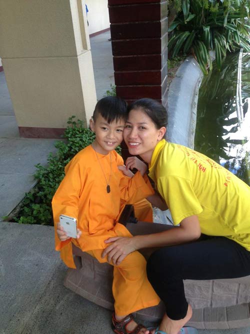 Sao Việt độc thân hào hứng nhận con nuôi